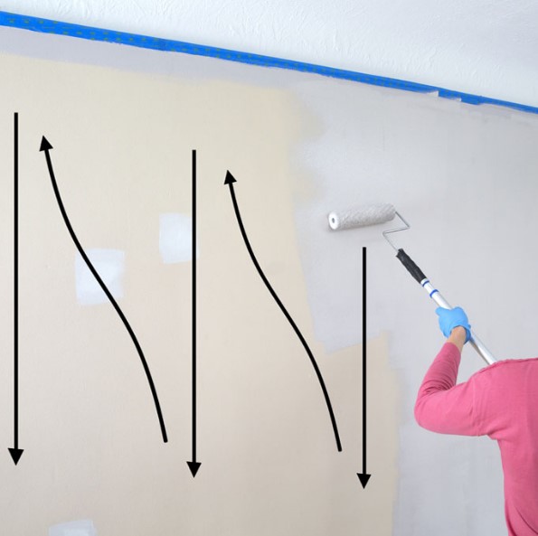 Wand mit Farbrolle gleichmäßig streichen