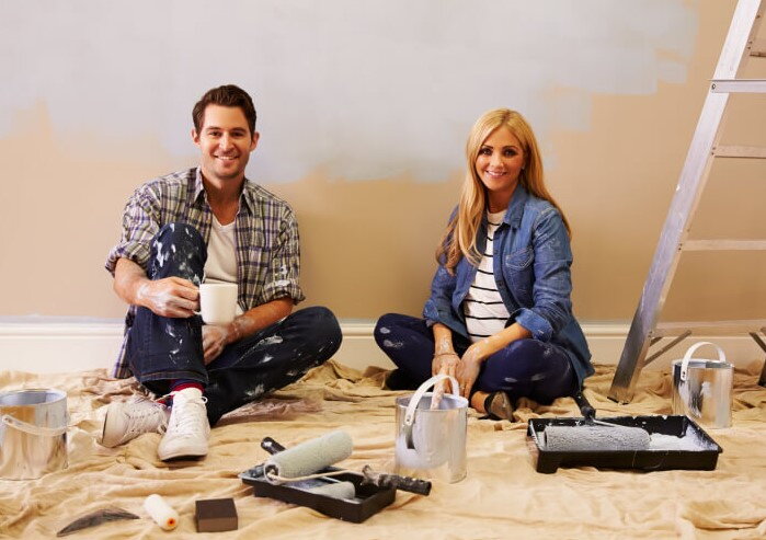 Wand streichen in Berliner Wohnung mit Farbrolle