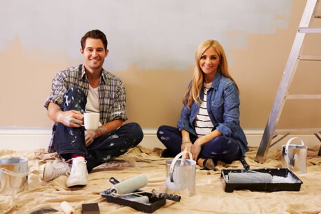 Wand streichen in Berliner Wohnung mit Farbrolle